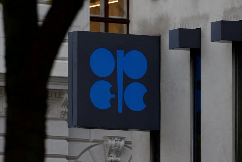 © Reuters. FILE PHOTO: A view of the logo of the Organization of the Petroleum Exporting Countries (OPEC) outside their headquarters in Vienna, Austria, November 30, 2023. REUTERS/Leonhard Foeger/File Photo