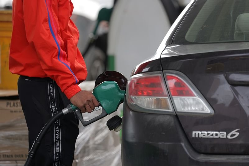 © Reuters. A person uses a petrol pump at a gas station as fuel prices surged in Manhattan, New York City, U.S., March 7, 2022. REUTERS/Andrew Kelly/File Photo
