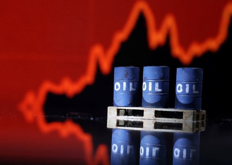 © Reuters. FILE PHOTO: Model of Oil barrels are seen in front of rising stock graph in this illustration, July 24, 2022. REUTERS/Dado Ruvic/Illustration/File photo
