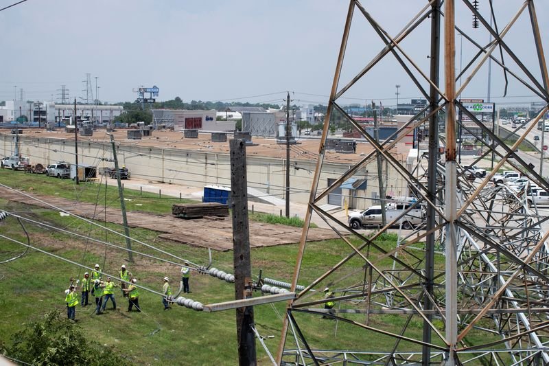 © Reuters. FILE PHOTO: CenterPoint Energy crew members work to repair damaged lines as residents remained without power after a severe storm caused widespread damage in Houston, Texas, U.S., May 18, 2024.   REUTERS/Kaylee Greenlee Beal
