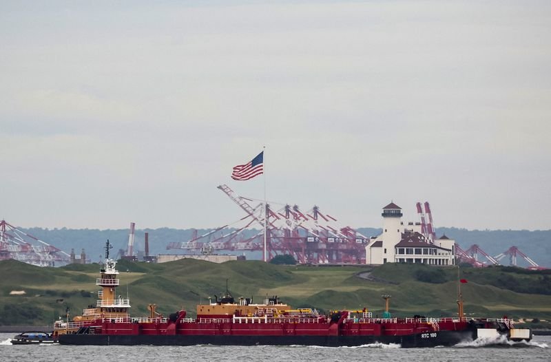 © Reuters. FILE PHOTO: A tug boat pushes an oil barge through New York Harbor in New York City, U.S., May 24, 2022. REUTERS/Brendan McDermid/File Photo