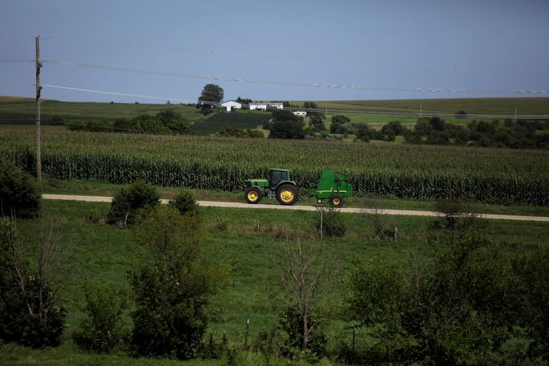 © Reuters. A farmer drives tractor along a road in Pearl City, Illinois, U.S., July 25, 2018. Photo taken July 25, 2018. REUTERS/Joshua Lott/File Photo