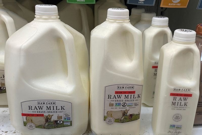 © Reuters. FILE PHOTO: Bottles of raw milk are seen in a display in a Sprouts Farmers Market store in Los Angeles, California, U.S. April 29, 2024. REUTERS/Lisa Baertlein/File Photo