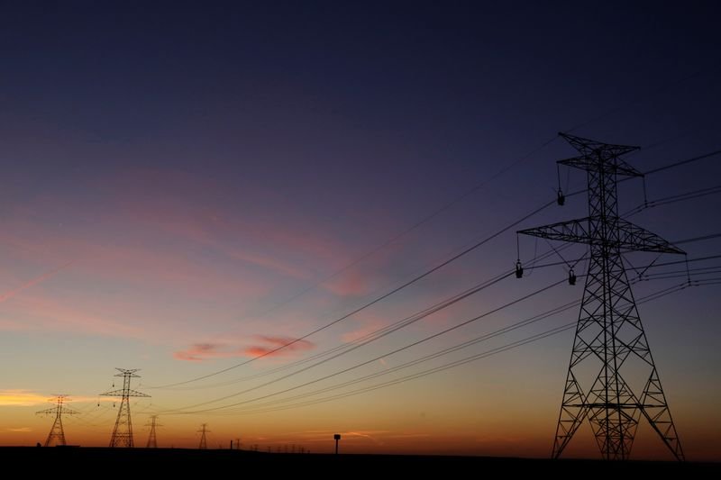 © Reuters. The sun sets behind power lines above the plains north of Amarillo, Texas, U.S., March 14, 2017. REUTERS/Lucas Jackson/File Photo