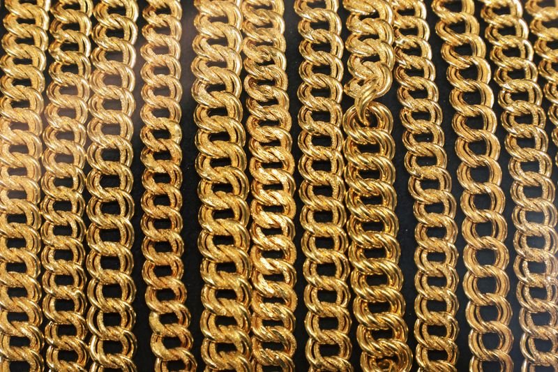© Reuters. FILE PHOTO: Gold chains are displayed at VJ Gold and Diamond jewellery shop in Kuala Lumpur, Malaysia August 10, 2020. Picture taken through a glass window. REUTERS/Lim Huey Teng/File Photo
