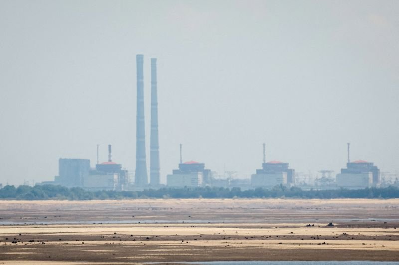 © Reuters. FILE PHOTO: A view shows Zaporizhzhia Nuclear Power Plant from the bank of Kakhovka Reservoir near the town of Nikopol, amid Russia