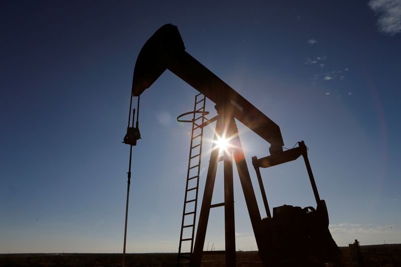 © Reuters. The sun is seen behind a crude oil pump jack in the Permian Basin in Loving County, Texas, U.S., November 22, 2019. REUTERS/Angus Mordant/File Photo