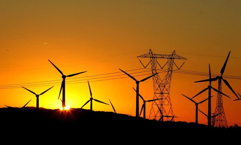 © Reuters. FILE PHOTO: The sun rises behind windmills at a wind farm in Palm Springs, California, February 9, 2011. REUTERS/Lucy Nicholson//File Photo