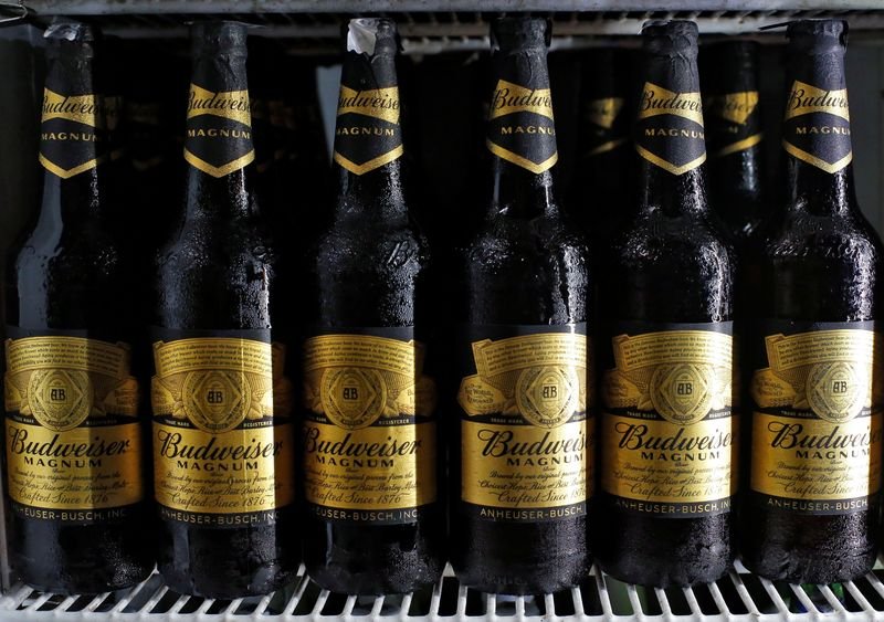 © Reuters. FILE PHOTO: Budweiser beer bottles are seen in a cooler at a liquor shop in Kolkata, India, September 13, 2019. REUTERS/Rupak De Chowdhuri/File Photo