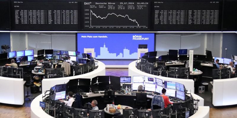 © Reuters. The German share price index DAX graph is pictured at the stock exchange in Frankfurt, Germany, July 29, 2024. REUTERS/Staff/File Photo
