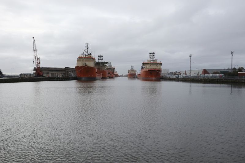 © Reuters. Vessels that are used for towing oil rigs in the North Sea are moored up at William Wright docks in Hull, Britain November 2, 2017. REUTERS/Russell Boyce/ File Photo