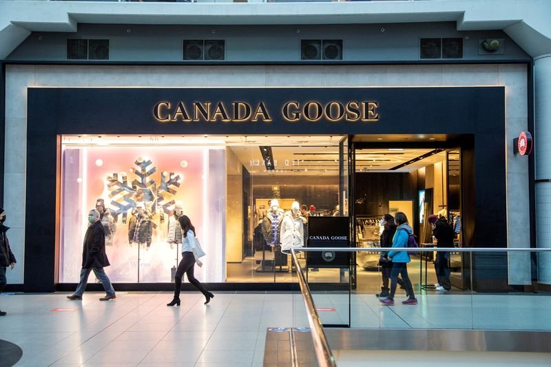 © Reuters. FILE PHOTO: A Canada Goose store in the CF Toronto Eaton Centre shopping mall in Toronto, Ontario, Canada December 13, 2021. REUTERS/Carlos Osorio/File Photo