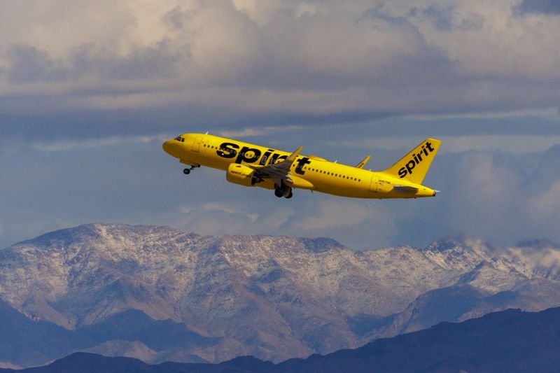 © Reuters. A Spirit Airlines commercial airliner flies after taking off from Las Vegas International Airport in Las Vegas, Nevada, U.S., February 8, 2024. REUTERS/Mike Blake/ File Photo