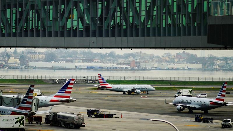 © Reuters. Planes are seen on the tarmac as travelers walk inside LaGuardia airport in New York City, U.S., April 6, 2023. REUTERS/Eduardo Munoz