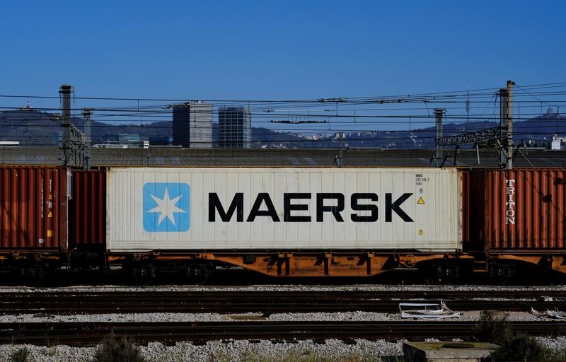© Reuters. Maersk container is transported by a train near a port of Barcelona, Spain April 26, 2024. REUTERS/Nacho Doce/ File Photo