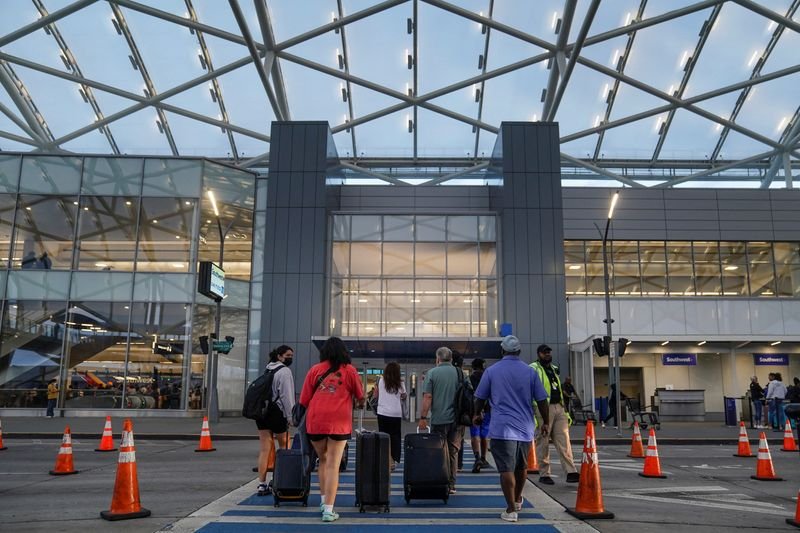 © Reuters. FILE PHOTO: Passengers cross the street at Hartsfield-Jackson Atlanta International Airport in Atlanta, Georgia, U.S. June 28, 2022. REUTERS/Elijah Nouvelage/File Photo