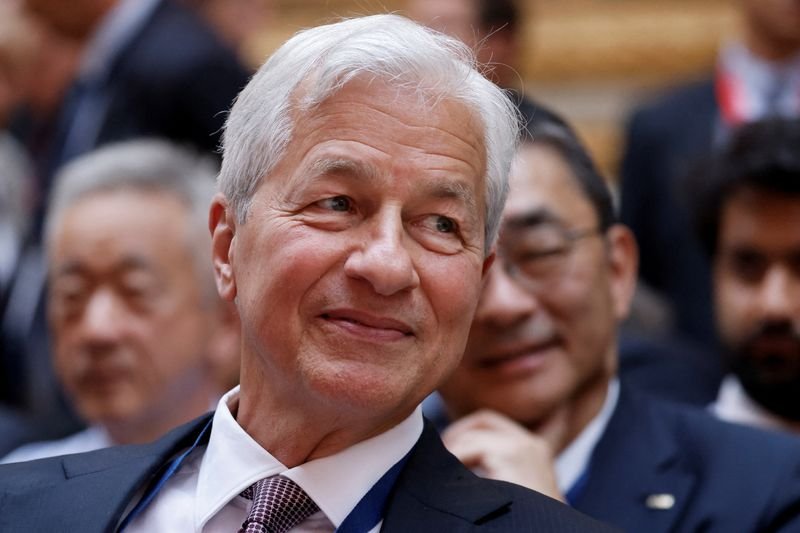 © Reuters. FILE PHOTO: CEO of Chase Jamie Dimon looks on as he attends the seventh