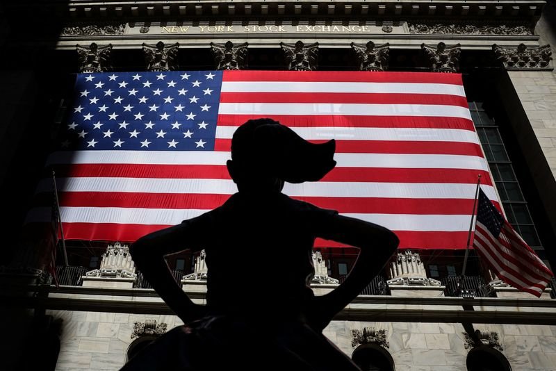 © Reuters. FILE PHOTO: The Fearless Girl statue is seen outside the New York Stock Exchange (NYSE) in New York City, U.S., July 3, 2024. REUTERS/Brendan McDermid/File Photo