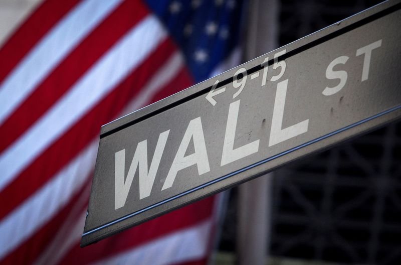 © Reuters. FILE PHOTO: A Wall Street sign is pictured outside the New York Stock Exchange in New York, October 28, 2013. REUTERS/Carlo Allegri/File Photo/File Photo