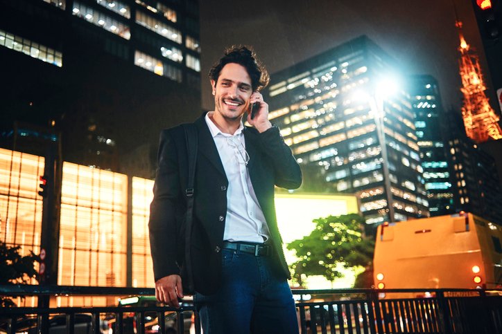 A man discussing an investment opportunity with a multi-strategy hedge fund.
