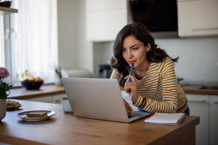 An investor looking up differences between equity REITs and mortgage REITs.