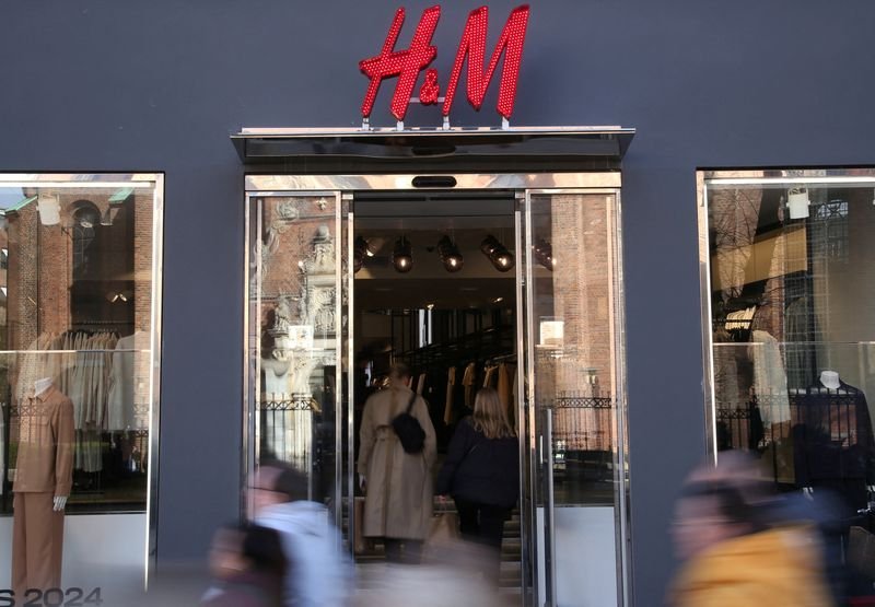 © Reuters. People walk past a branch of fashion retailer H&M in Copenhagen, Denmark, March 26, 2024. REUTERS/Tom Little