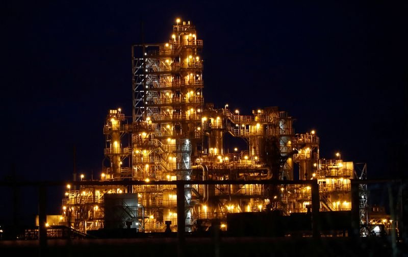 © Reuters. FILE PHOTO: Joint stock company Mozyr Oil Refinery is pictured near the town of Mozyr, Belarus January 4, 2020. REUTERS/Vasily Fedosenko/File Photo