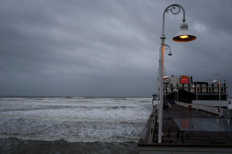 © Reuters. FILE PHOTO: A view of the Daytona Beach Main Street Pier ahead of the expected arrival of Hurricane Nicole, in Daytona Beach, Florida, U.S., November 9, 2022. REUTERS/Marco Bello/File Photo