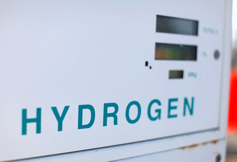 © Reuters. FILE PHOTO: A Hydrogen fuelling pump for vehicles is seen on the base at Camp Pendleton in Oceanside, California December 10, 2014. REUTERS/Mike Blake/File Photo